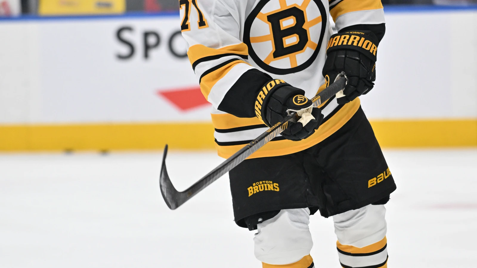 Viktor Arvidsson warms up for Boston before a game against Edmonton at Rogers Place on December 31, 2025. File photo.