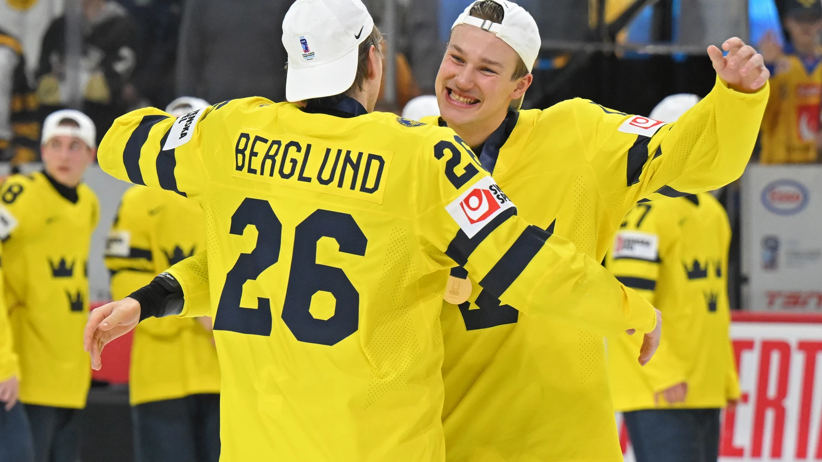 William Håkansson, right, embraces Sweden teammate Jack Berglund after winning the World Junior final on January 5, 2026. File photo.