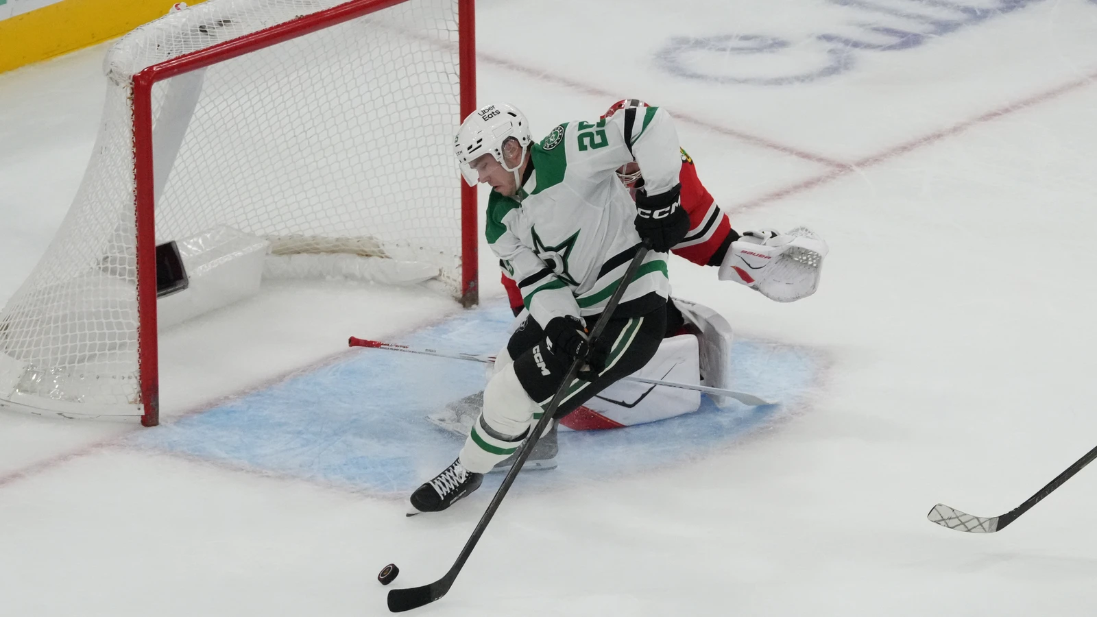 Dallas Stars forward Arttu Hyry controls the puck in front of Chicago Blackhawks goaltender Spencer Knight at United Center on Oct. 17, 2026.