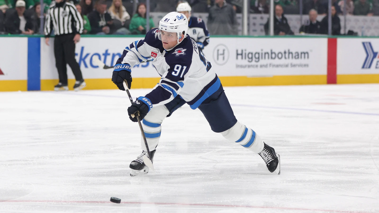 Winnipeg Jets forward Cole Perfetti prepares to shoot against the Dallas Stars at American Airlines Center on Oct. 22, 2026.
